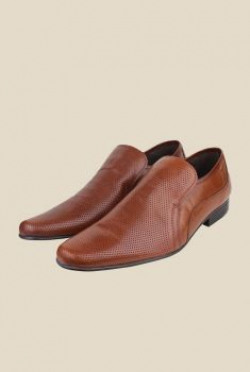 upto 60% offer on redtape shoes
