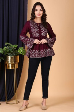NeeraFashion Casual Printed Women Maroon Top
