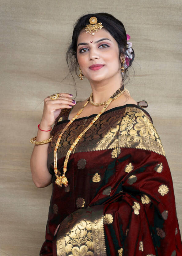 Self Design Banarasi Silk Blend Saree(Maroon)