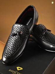 INVICTUS Men Black Basketweave-Textured Semiformal Loafers